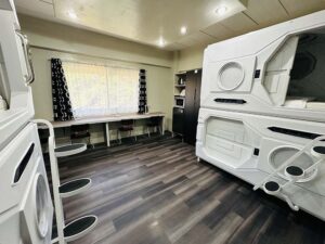 入口側から見た2段カプセルベッドと4人用勉強テーブルが設置された4人部屋