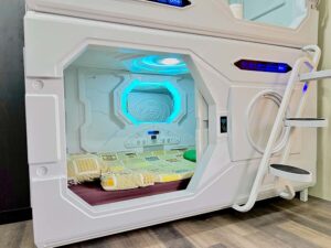 カード式非接触ルームキーが付いたカプセル入口と昇降用の階段