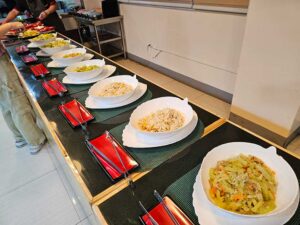 カウンターに並んだ野菜炒めや冷菜、サラダなどの副菜