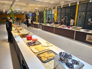 キッチンスタッフが配膳している、2列のビュッフェカウンター