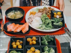 焼き肉、紫米、野菜、スープ、スイカが配膳されたトレー
