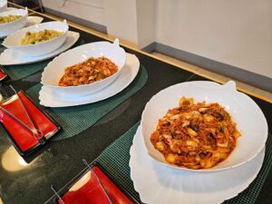 ビュッフェカウンターに並んだキムチと野菜炒め