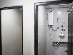 換気扇付きのシャワールームと独立したトイレットルーム