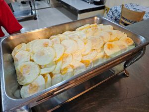 トレイいっぱいに並べられた目玉焼き
