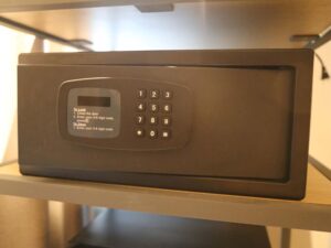 窓際のラックに設置されたセーフティボックス