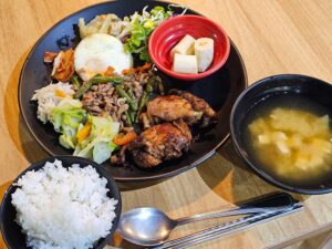 チキンアドボ、豚肉の煮込み、サラダ、バナナ、味噌汁の昼食