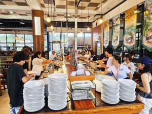 キッチンスタッフが立ち、生徒たちが食事をとっている様子