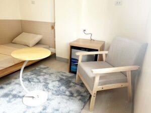 冷蔵庫と1人用のテーブルセットが備わった1人部屋