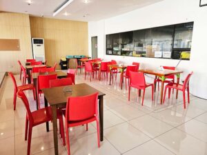 木製テーブルと椅子が並ぶ、ダイニングエリアのキッチン側