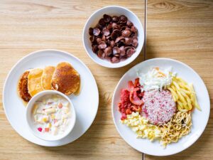 パンケーキ、シリアル、ご飯、フィリピントシーノ、サラダの朝食プレート