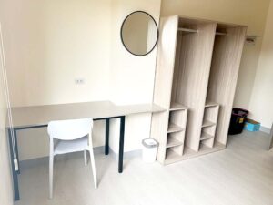 ワードローブと勉強机が設置されたプライムキャンパスの1人部屋
