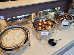 白ご飯、ゆで卵入りポークアドボ、チキンアドボが並んだ夕食ビュッフェ