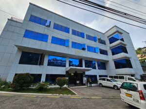 道路沿いに建つPINES IELTS Specialized Campusの正面外観
