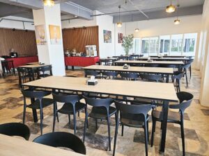ティッシュと調味料の置かれた大きなテーブルが並ぶダイニングホール