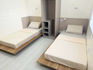 ローベッドが2台設置されたプライムキャンパスのダブルルーム