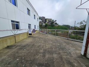 校舎の背面側に位置する物干し付きの屋上スペース