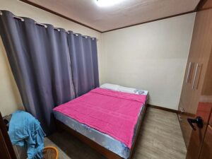 ベッド、クローゼットのあるバルコニーに面したセミシングルルーム