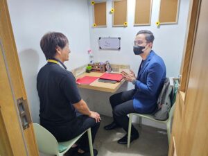 スピーキング体験授業冒頭のスモールトークを楽しむ講師と生徒