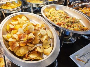 カウンターに並んだ自家製ポテトチップスと野菜炒め
