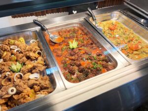 フライドチキン、ミートボール、チキンカレーが並ぶ主菜コーナー