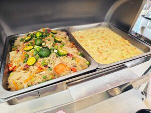 フィリピン料理のパンシット、ポテトサラダが並ぶ昼食ビュッフェ
