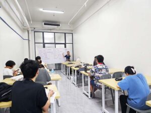 語彙オプショングループクラスに参加しているあらゆる国籍の生徒