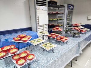 サラダと野菜が小鉢に盛られたビュッフェカウンター