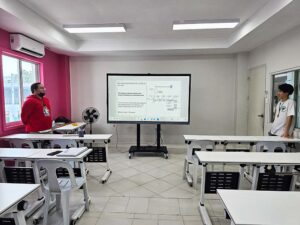 インタラクティブボードを説明するIELTSコーディネーターのGoen先生