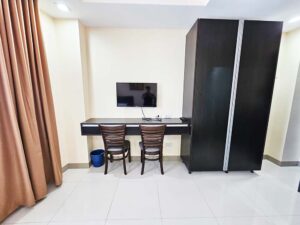 テレビ、カウンターテーブル、大きなクローゼットのある2人部屋