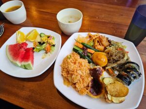 炒飯、キムパプ、チャプチェ、トッポキ、サラダとフルーツの昼食