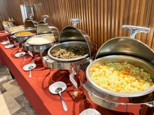 ウリとニンジンの煮物、ナスの炒め物、ご飯が提供されたカウンター