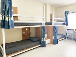 カーテン付き二段ベッドが2台設置されたプライムキャンパスの4人部屋