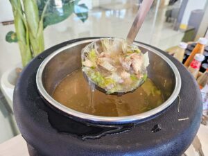 昼食に保温ポットで提供されたチキン春雨スープ