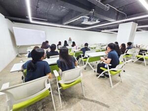 講師トレーニングが行われていたプレゼンテーションルーム