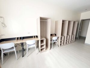 壁に沿って4台のワードローブと3台の勉強机が並んだクワッドルーム
