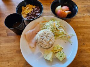 ガーリックライス、卵焼き、ハム、サラダが盛られた朝食プレート