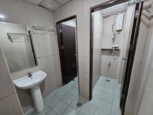 洗面台エリアから見た独立したシャワールーム