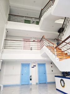 3階建て校内寮のエントランスホールと階段