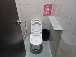 カウンターとごみ箱が設置された独立したトイレットルーム