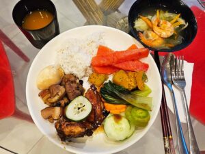 チキン、ポークアドボ、ゆで野菜に、エビのスープが添えられた夕食