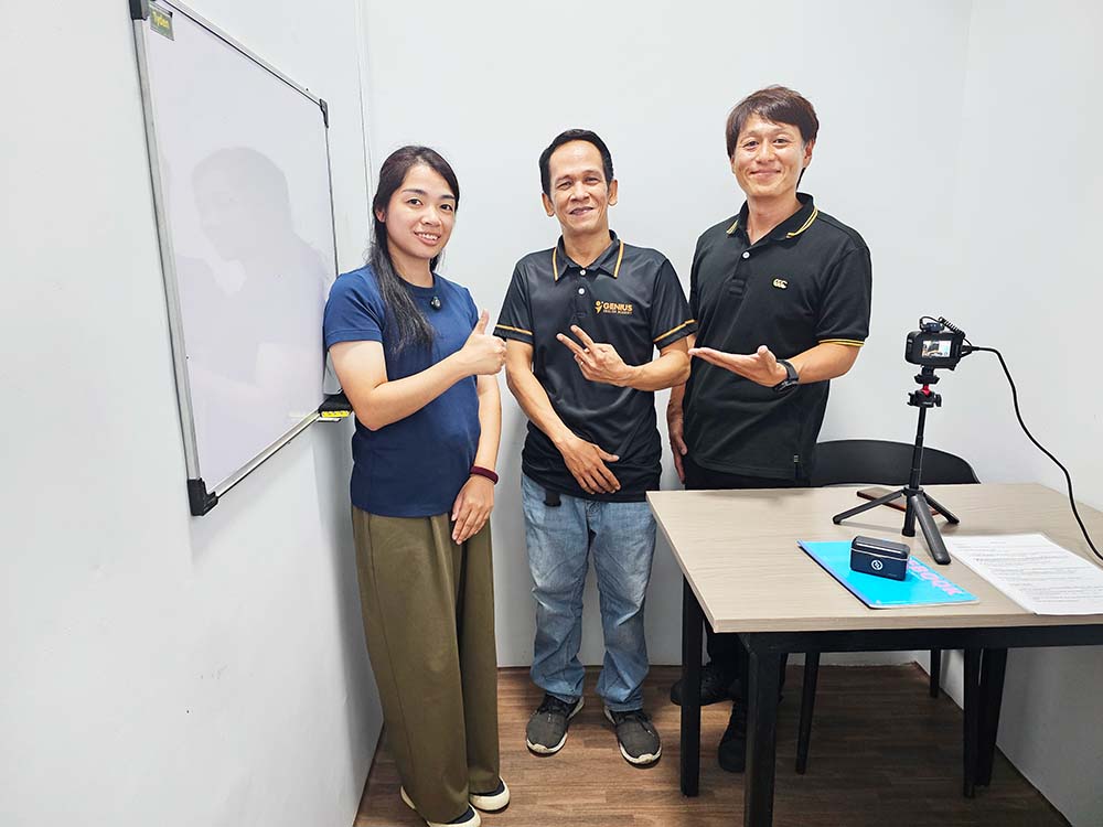インタビュー後にジーニアスの主任教師とGrit留学の2人で撮った写真
