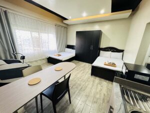 キッチン側から見たベッド2台とクローゼットのあるプレミアムシングルA