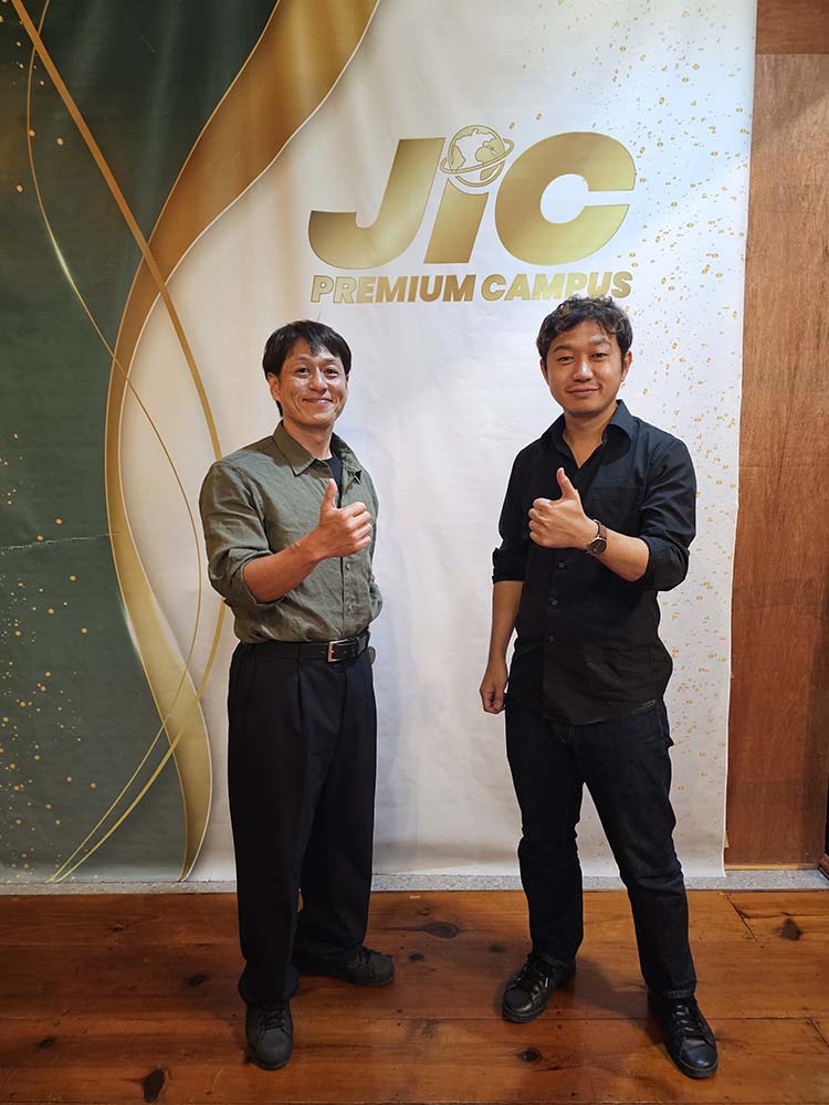 JICプレミアムのダイニングで日本人ディレクターと真太郎が一緒にサムズアップ