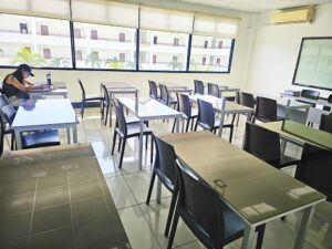 ガラストップのテーブルが並ぶ、学生寮に面した自習室