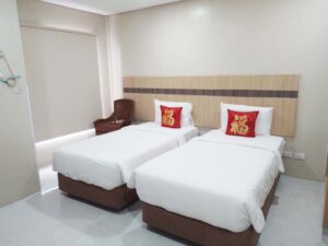 外部寮の家族専用3人部屋にあるツインベッドルーム