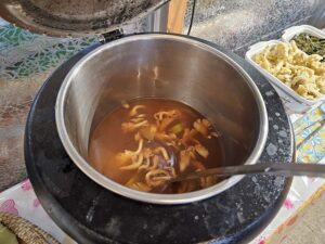 電気保温スープポットに入ったキノコと豆腐のスープ