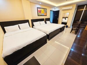 ダブルベッド2台とシングルベッドが置かれた5人部屋
