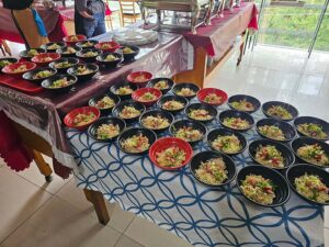 テーブルに並べられたソーセージともやしの入った麺どんぶり
