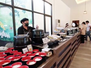キッチンスタッフが昼食のカウンターで配膳している様子
