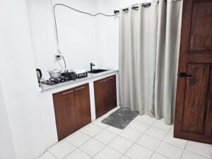 コンロ、シンク、調理器具と食器が備わった2人部屋のキッチン
